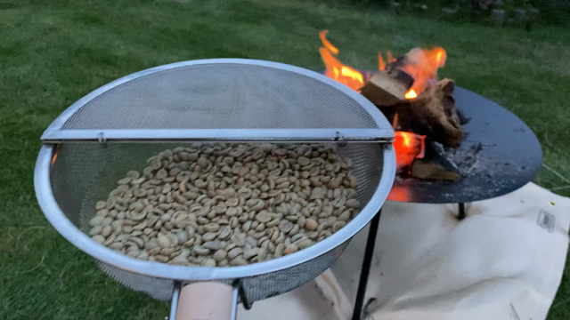 焚火でコーヒー豆を手網焙煎やってみたの記事動画