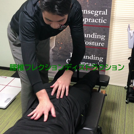 腰椎を施術している様子の記事動画