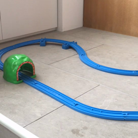 1歳7ヶ月27日目〜プラレールあそび〜の画像