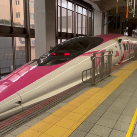 博多駅でキティちゃん新幹線　出発の画像