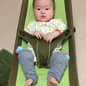 娘がバウンサーをこぐ件の画像