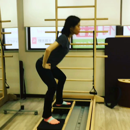 高校生の息子さんとのペアピラティスの記事動画