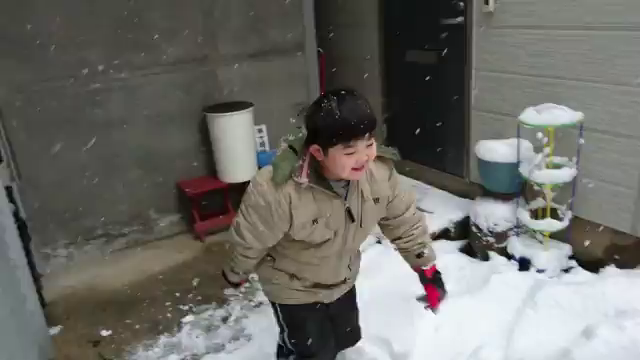 雪が降ったら、そりゃ、やりたくなるよね～(*^_^*)の記事動画