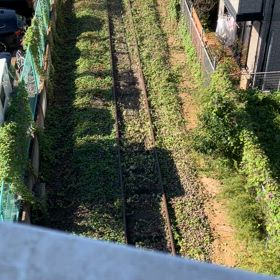 越中島貨物駅の西外れにある終点標識のある線路の画像