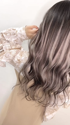 グレージュ×ハイライトスタイルの記事動画