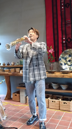 サックスの音色が心地良いクリスマスランチショーの記事動画