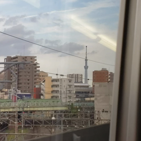 ビルと鉄道のサンドイッチのその向こうの画像