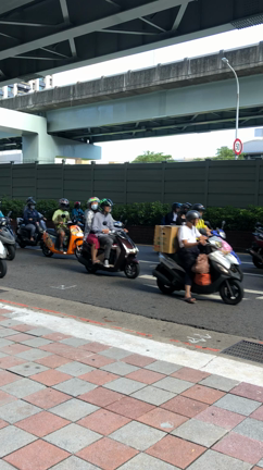 東に向かうバイク、西へ向かう私の記事動画