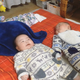女の子と男の子（3m24d）の画像