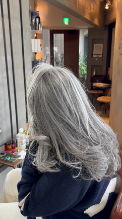 ロングのグレイヘアは上品に✨の記事動画