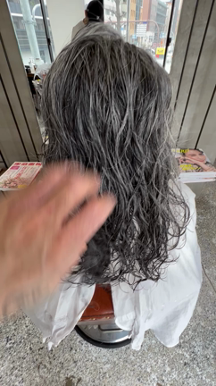 ロングのグレイヘアは上品に✨の記事動画