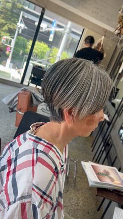 「白髪染めをやめたい40代50代60代へ。グレイヘア移行中も素敵に見せる方法」の記事動画