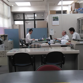行政資料室と小学生の社会見学の画像