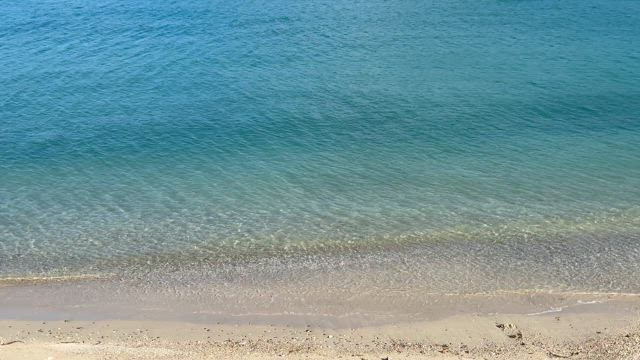 エメラルドに輝く海での幸せ時間の記事動画