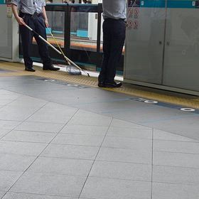 落とし物を拾う職員の画像