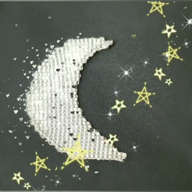 ビーズ織のお月様の画像