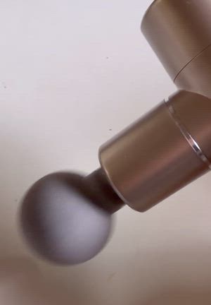 【筋膜リリースガンを使ってみた！】肩甲骨にも届く軽量ハンディガンの口コミの記事動画