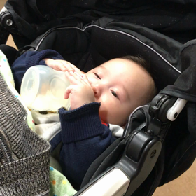 自分で哺乳瓶持ってるー！飲んでるー！の画像