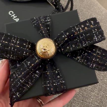 【CHANELホリデーラッピング2025】今年も可愛すぎる…！新担当さんからの初めてのお買い物♡の記事動画