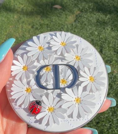 【DIOR】2026夏コスメレポ｜てんとう虫とデイジーデザインのサマーコレクション限定ハイライトの記事動画