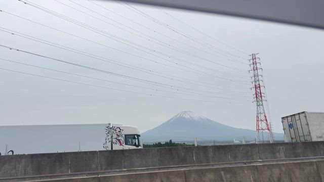 雨中、足柄SAにて霊峰富士を拝すの記事動画