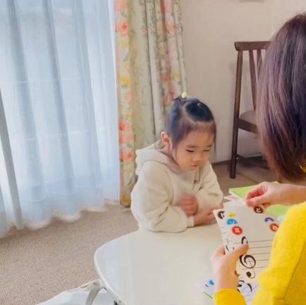 ０歳から来て３歳になったAちゃん♪【廿日市市おきむらピアノリトミック教室】の記事動画