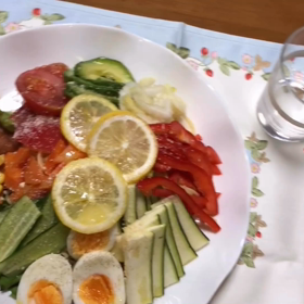 夕食のサラダパスタと 好きなキャベツを食べるデールち ゃんの画像