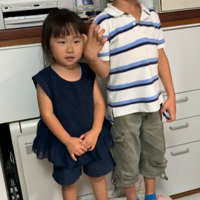 痩身器具で遊ぶ2人の画像