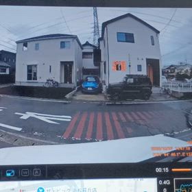 出口から入ろうとする高齢者とウィンカーを出さない高齢者の画像