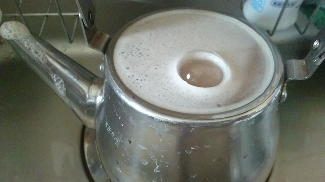 茶色くなっていたヤカンの中がこすらずにビックリのうつくしさp(^-^)qの記事動画