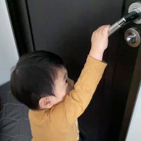 【2y3m2d】ベッドルームへ連れ込むの画像