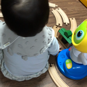 【1y2m13d】トーマス見せてますの画像