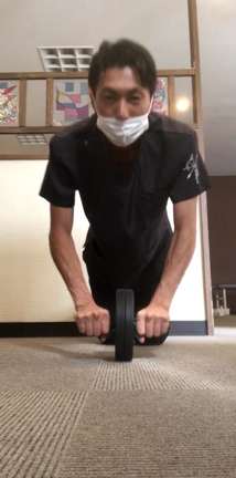 腹筋ローラーでバキバキ腹筋になる！の記事動画