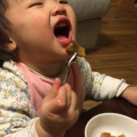 フォークがだいぶ上手くなってきた1歳児の画像