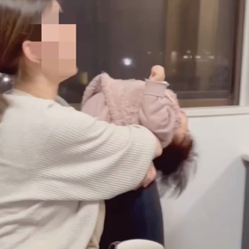 これが、赤ちゃんのえび反りだ！腹筋バッキバキ？！の画像