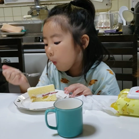 誕生日のケーキを食べるの画像