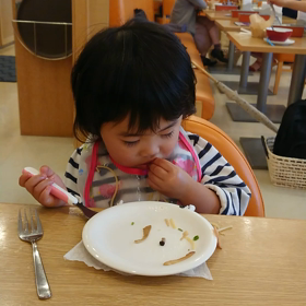 ご飯を食べながら寝てしまう子供の可愛さの画像