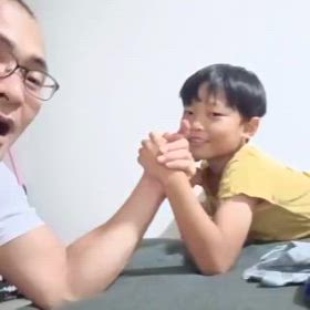 息子と連日 腕相撲!の画像