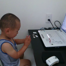 静かにしているなと思うと大抵キーボード剥がしているの画像