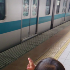電車に乗ったら車掌さんにバイバイするの画像