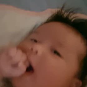 指しゃぶりをするようになったエマちゃんの画像