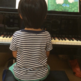 新しい生徒ちゃんとピアノ男子の画像