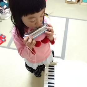 φハーモニカ練習 ドミソ、レﾌｧラ (年中5歳1ヶ月)の画像