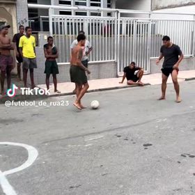 ブラジル人のボールの持ち方の画像