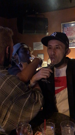 現場 vs 配信の記事動画