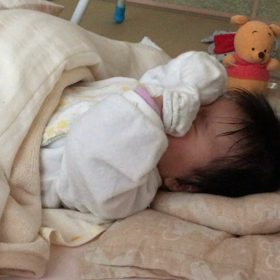 生後２ヶ月13日 手の存在に気付いた！の画像