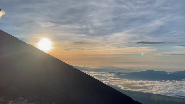 富士山の斜面のご来光の記事動画