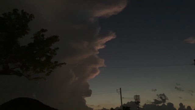 宗教画みたいな空の記事動画