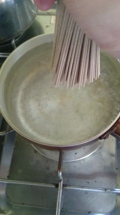 男の休暇料理(暑いから冷たい蕎麦作り)の記事動画