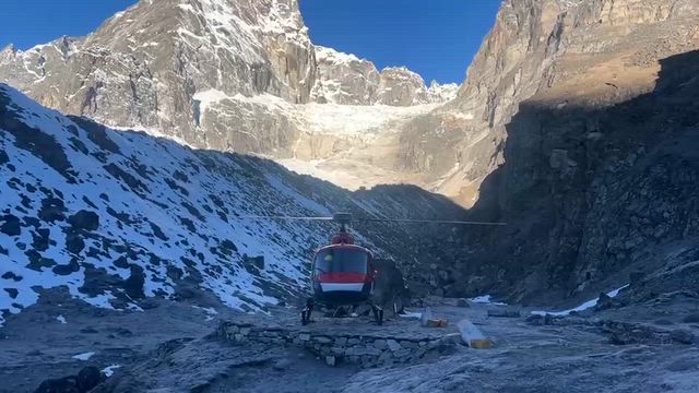 ヘリでヒマラヤ上空&エベレストベースキャンプ付近で雪崩...の記事動画